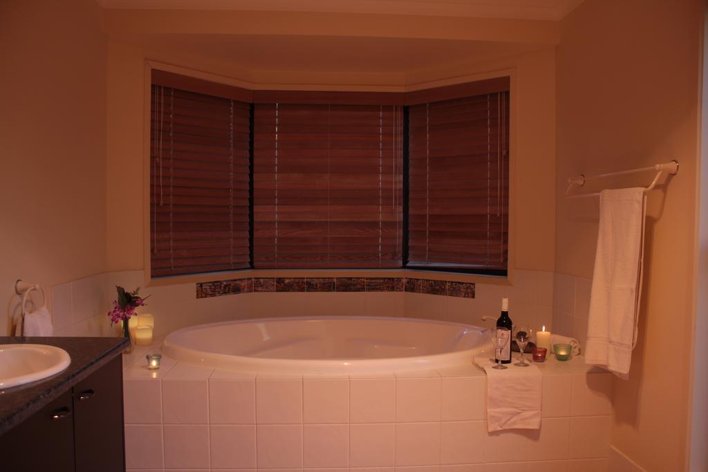 Noosa Edge Nudist Retreat Bed & Breakfast Doonan Exterior photo
